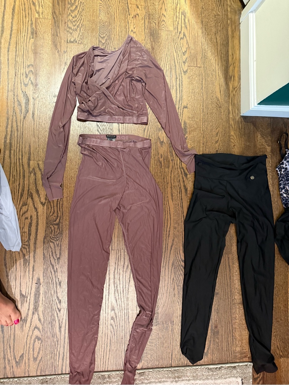 High-Rise Mauve Stretch Leggings — Sleek Everyday Fit - Picture 3 of 9